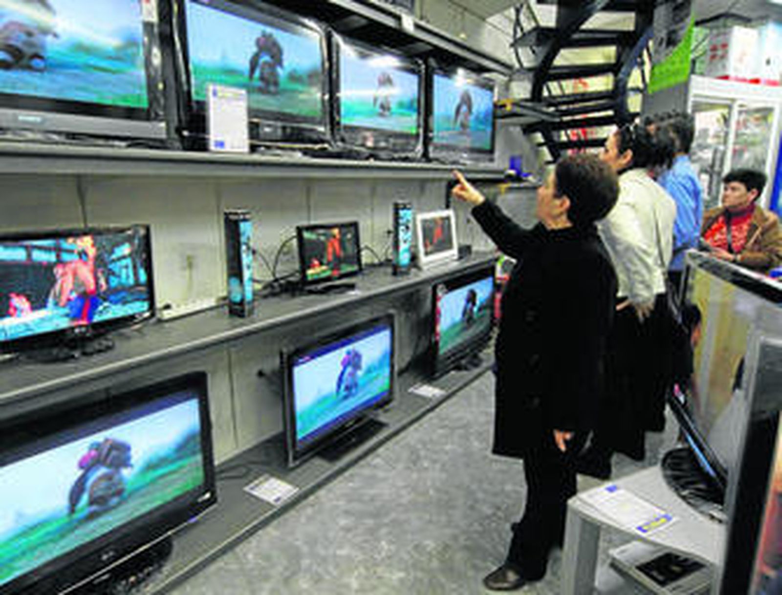 Algunos clientes, ayer, en una de las tiendas de Bazar San Juan, observan los distintos modelos.
