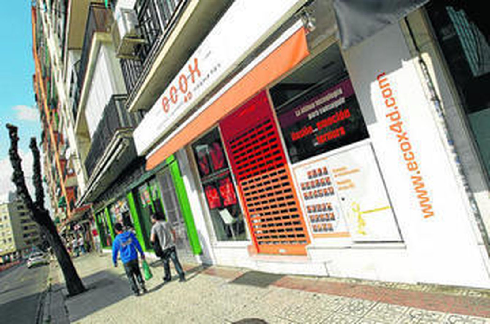 Tiendas y bares echan el cierre ante la gran avalancha humana