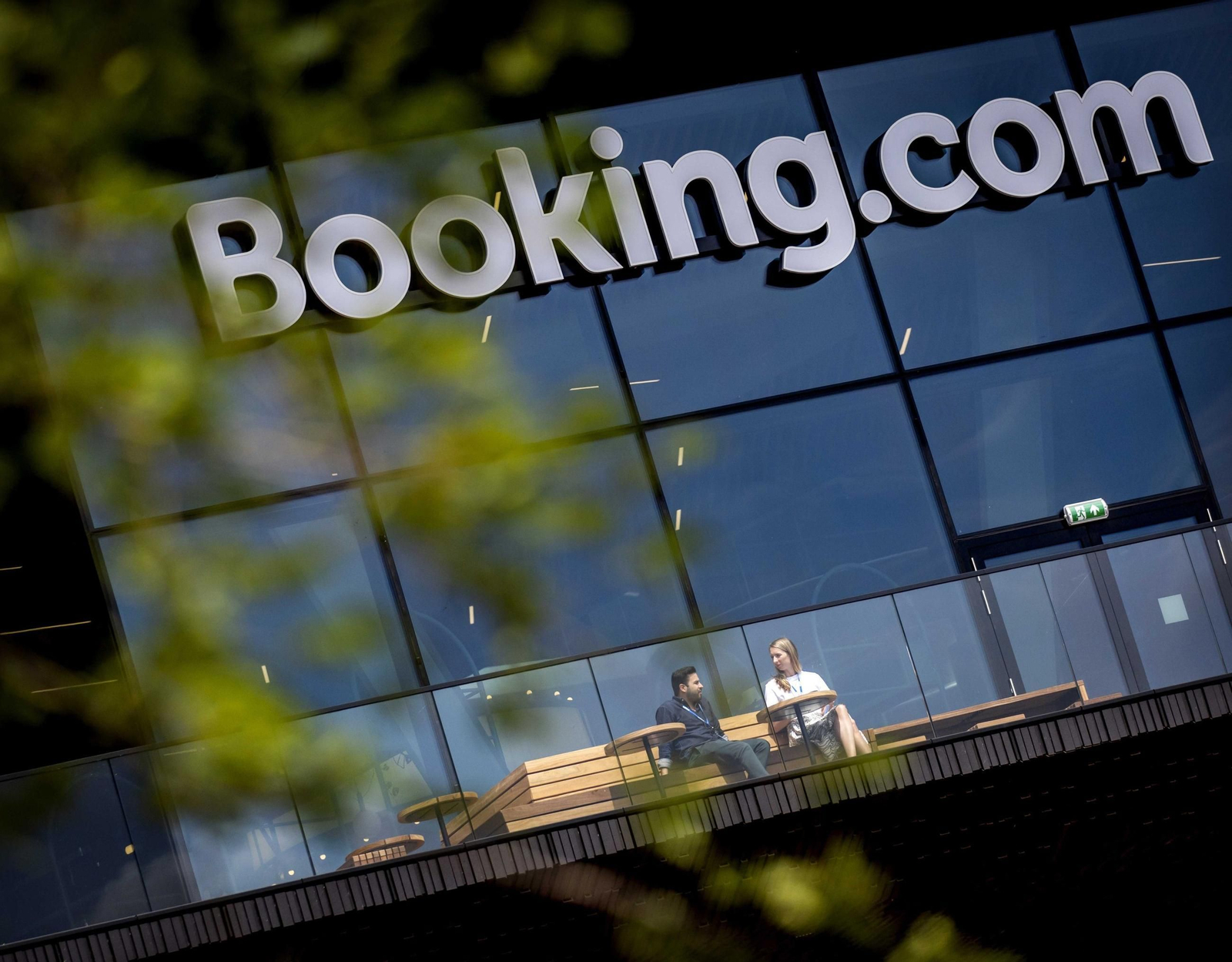Vista exterior de una sede de Booking. Vista exterior de una sede de Booking.