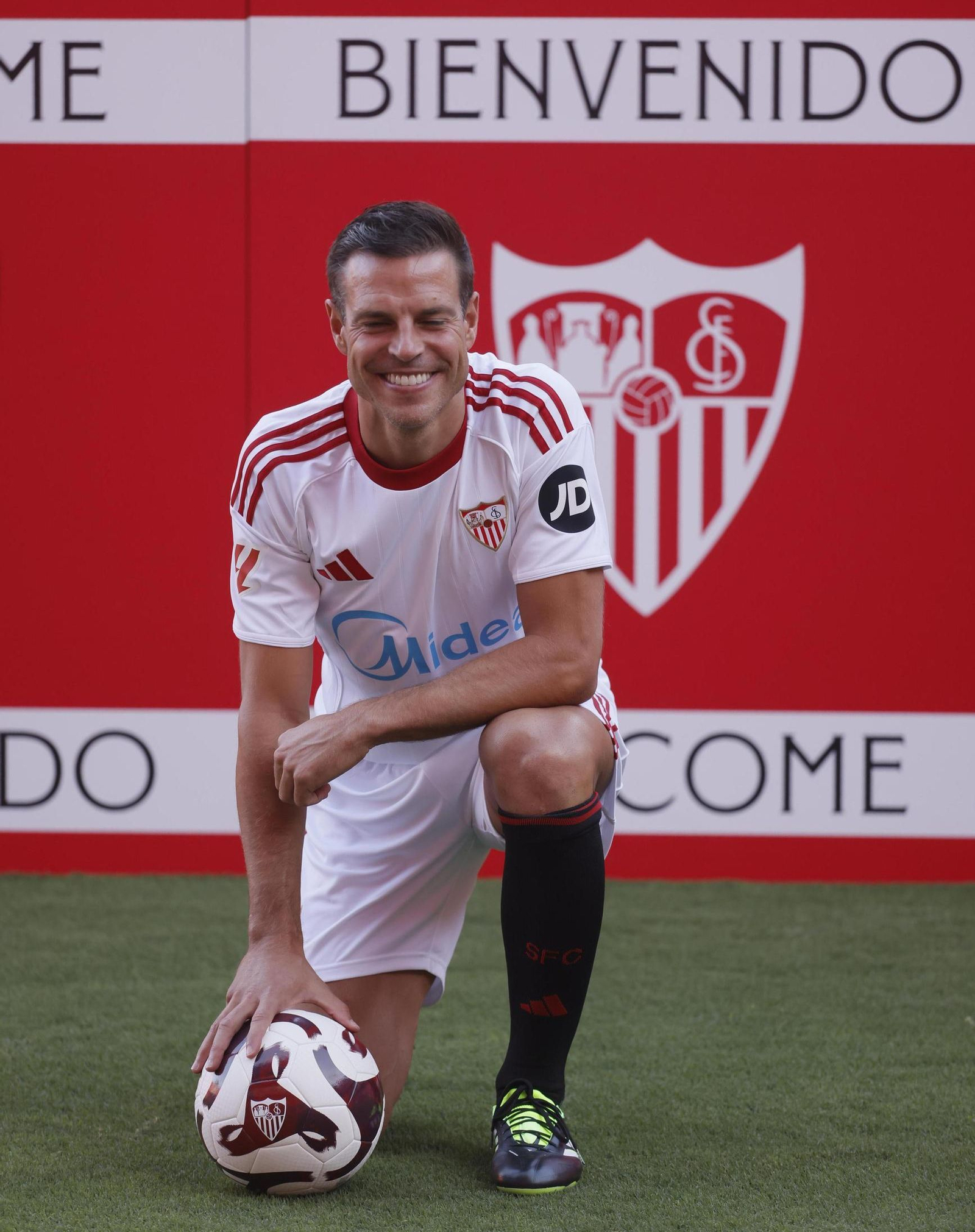 El defensor navarro posa con su nueva camiseta en el césped del Sánchez-Pizjuán.
