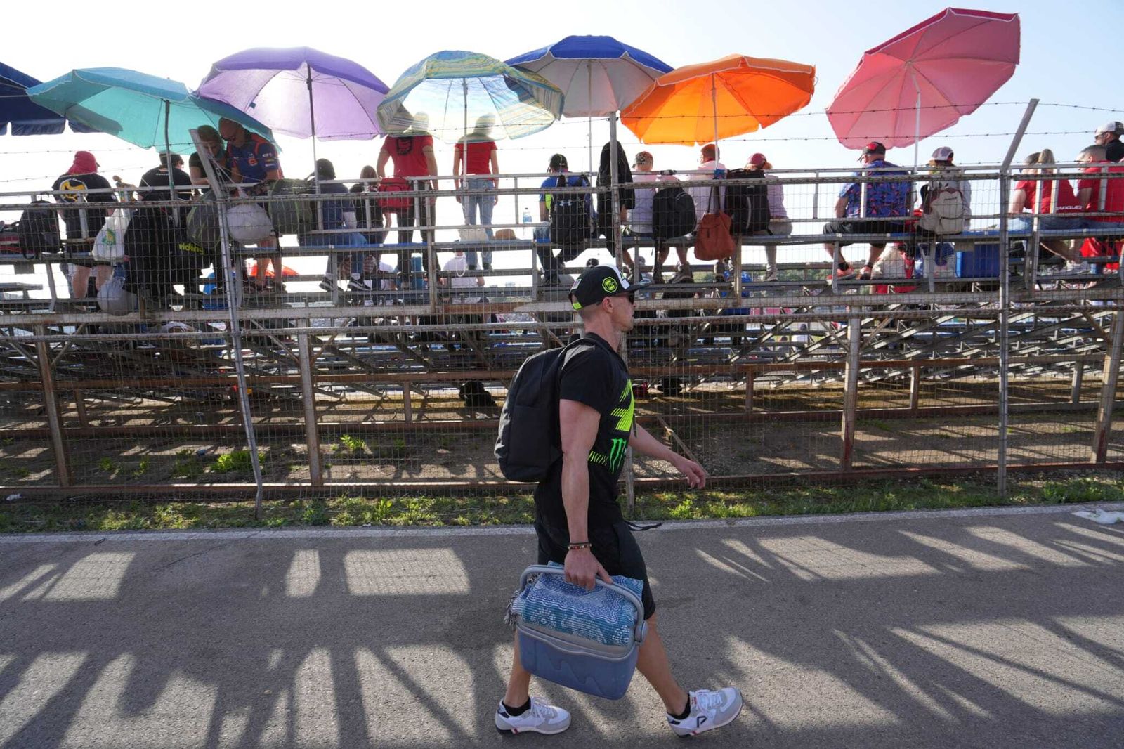 Neveras, cerveza muy fría y sombrillas para combatir al calor en el Gran Premio de España en Jerez
