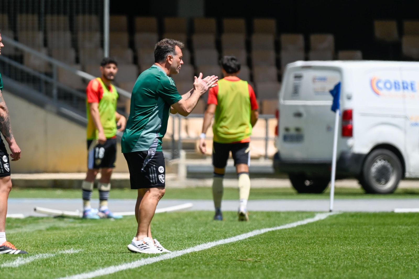 Pedro Díaz aplaude a sus jugadores durante el encuentro.