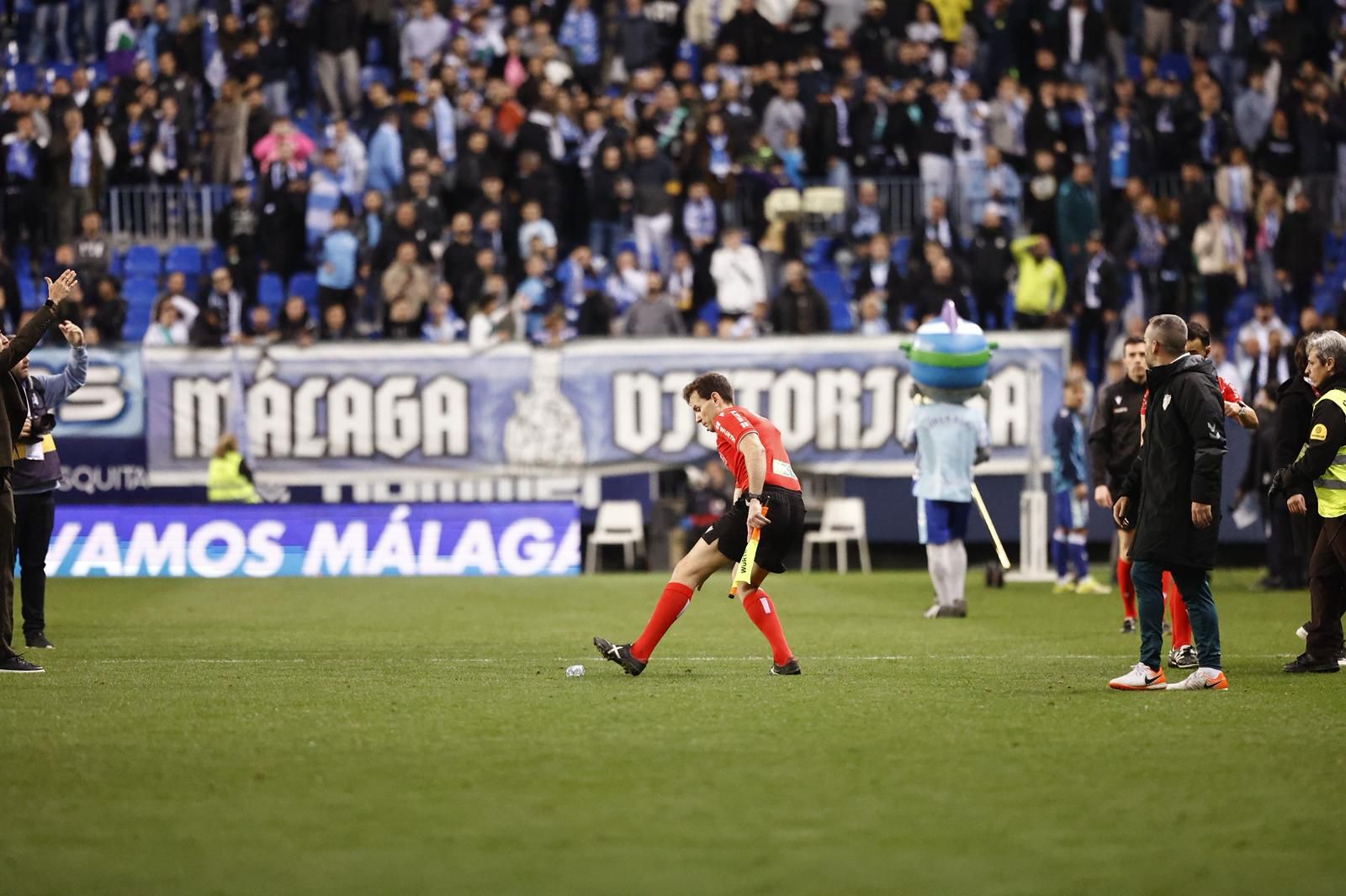 El linier, con la botella.