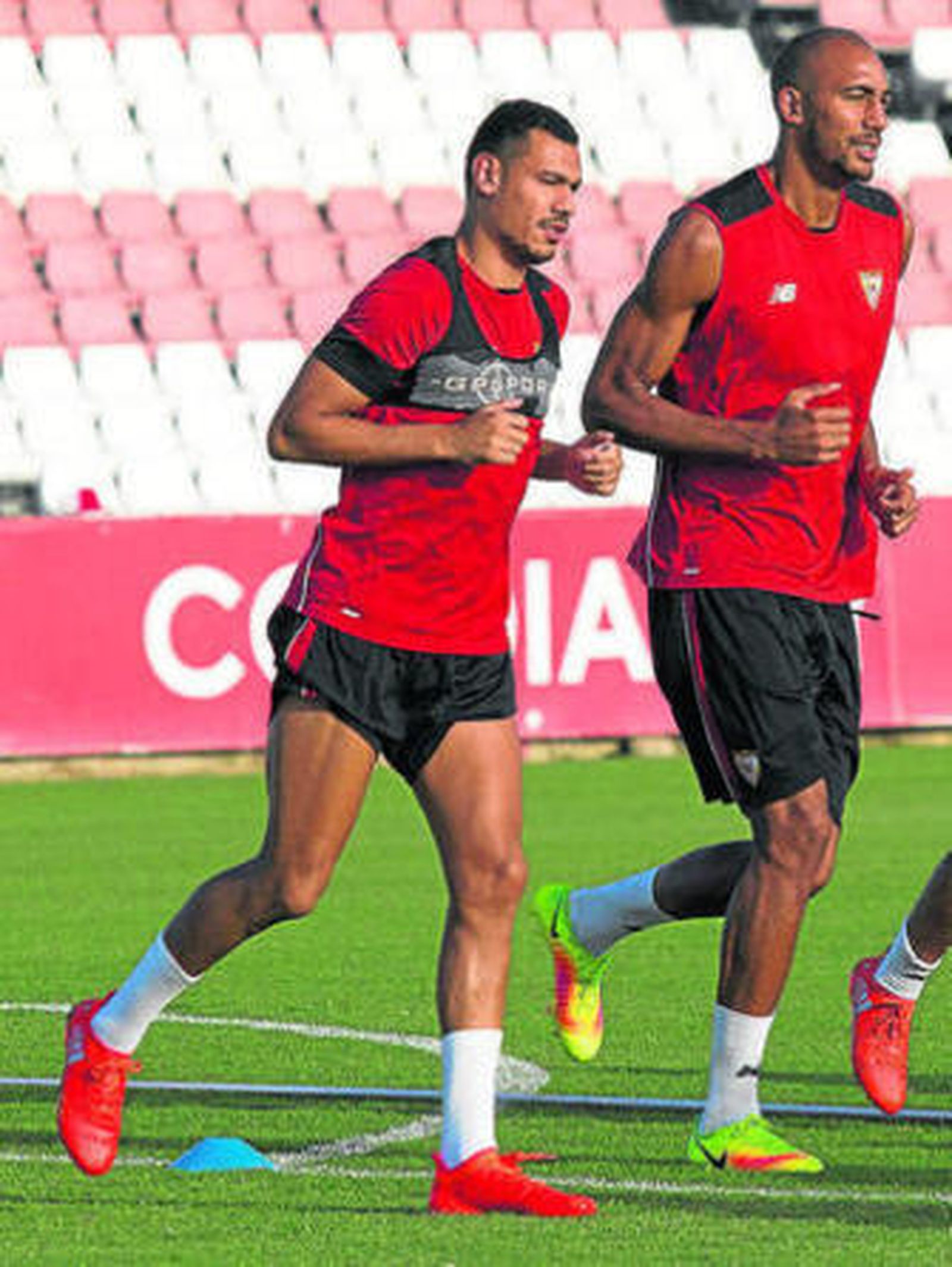 Kolodziejczak realiza carrera continua junto a N'Zonzi.