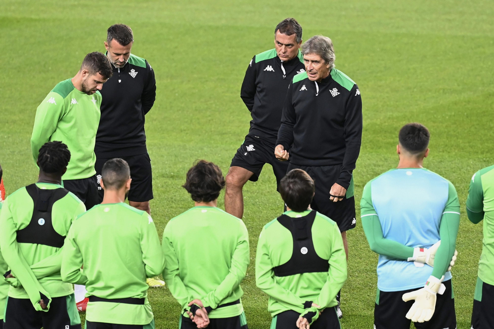 Pellegrini le da instrucciones a sus futbolistas en el estadio del Ferencvaros.