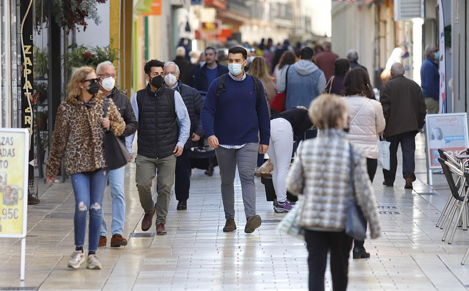 Ambiente en una de las calles comerciales del centro de la capital onubense.