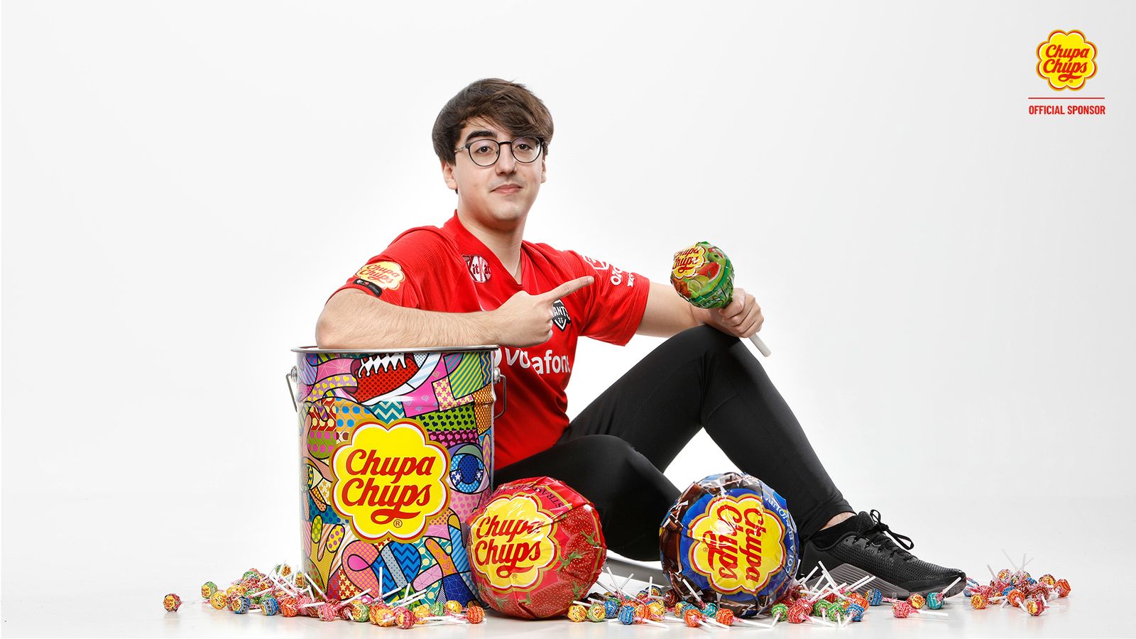 Imagen del acuerdo entre Vodafone Giants y Chupa Chups.