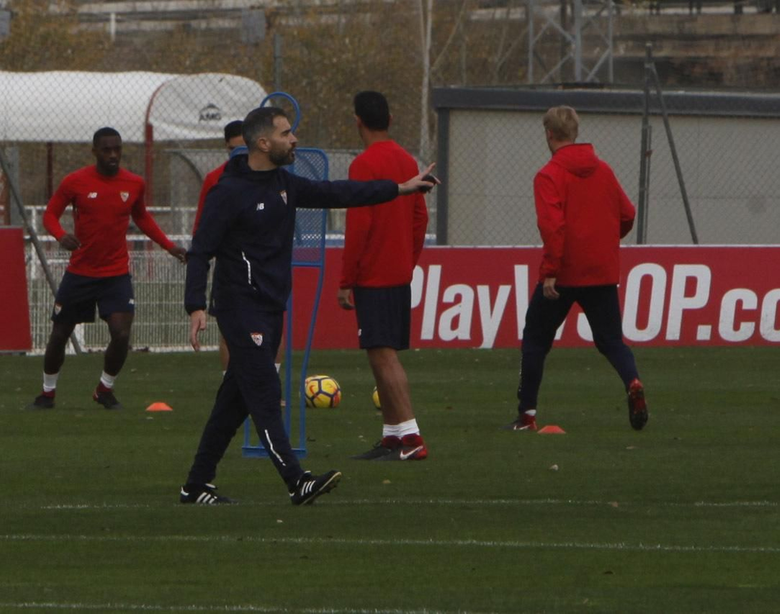 Enzo Maresca dirige el entrenamiento matutino.