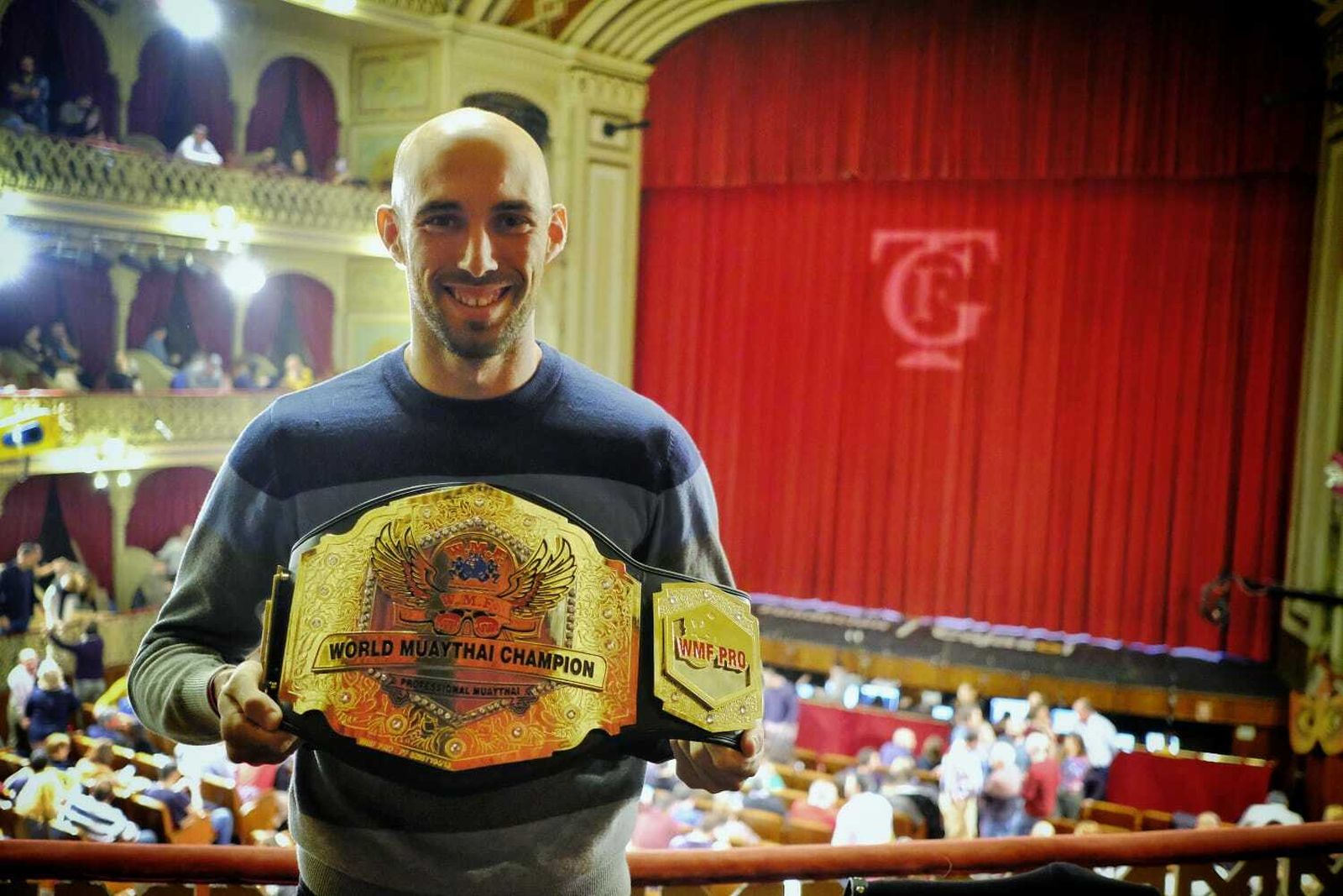 Carlos Coello con el cinturón de campeón del mundo.