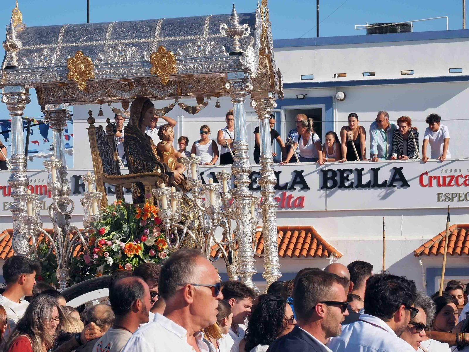 Imágenes del desembarco de la Virgen de la Bella en el Terrón de Lepe