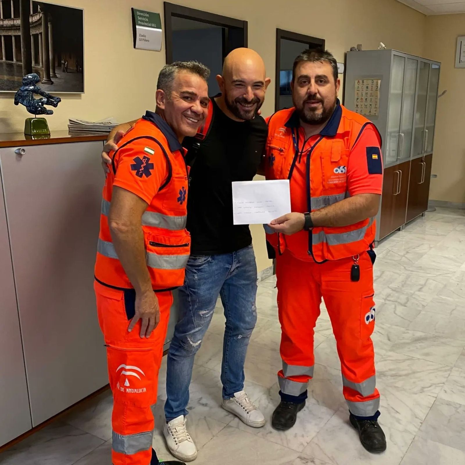 Sergio junto a dos de los sanitarios que se encargaron de su salvamento