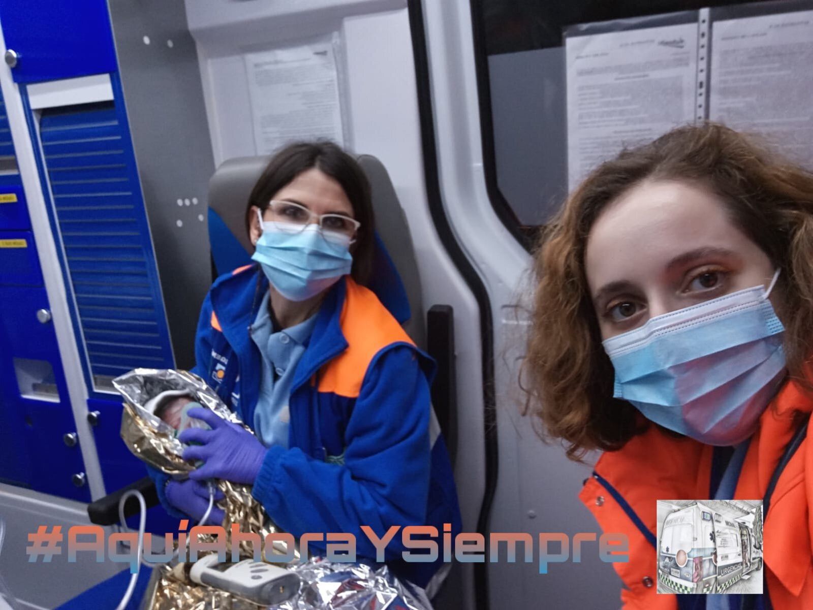 Dos profesionales sanitarias con el bebé.