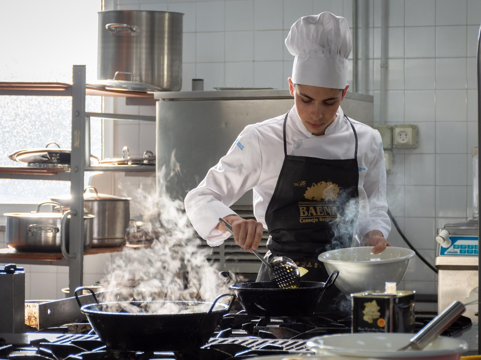 Cocinado durante un concurso formativo de la DOP Baena por la zona norte de España.
