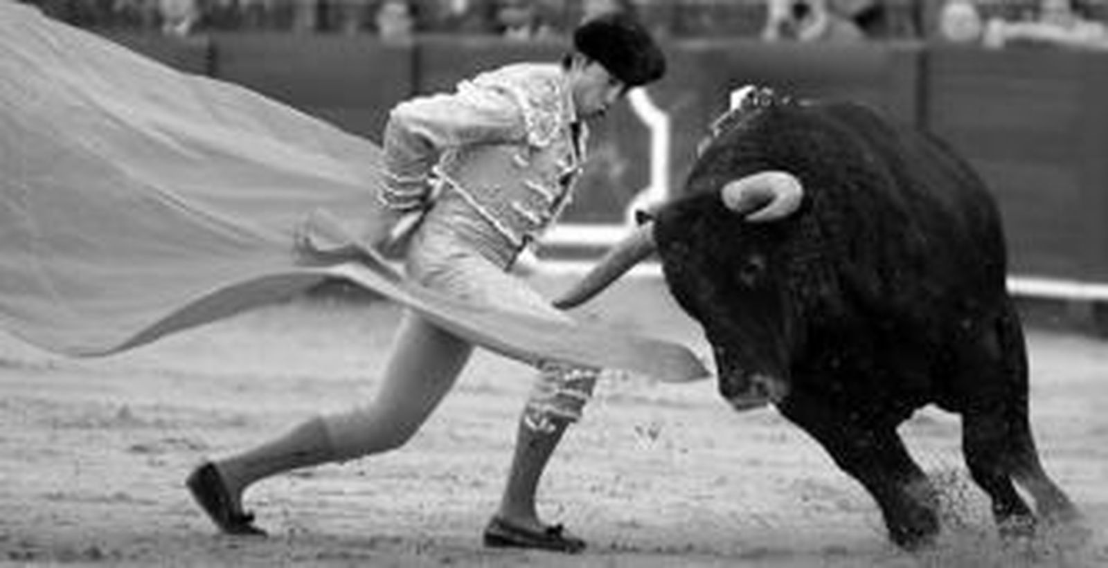 Jesuli de Torrecera rematando con el capote en la Maestranza a su segundo, el cinqueño pasado "Gatón", de 550 kilos.