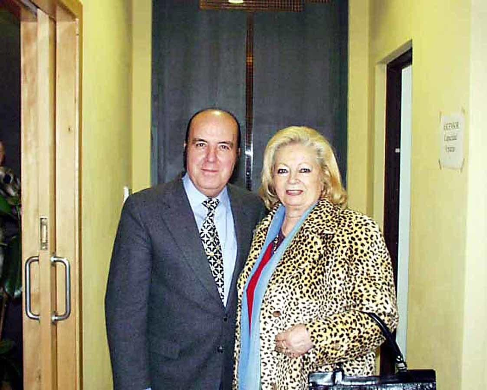 Chiquito  de  la  Calzada  junto a su mujer en la  Gala del Humor, celebrada en el  teatro municipal de  Lepe en el año 2000
