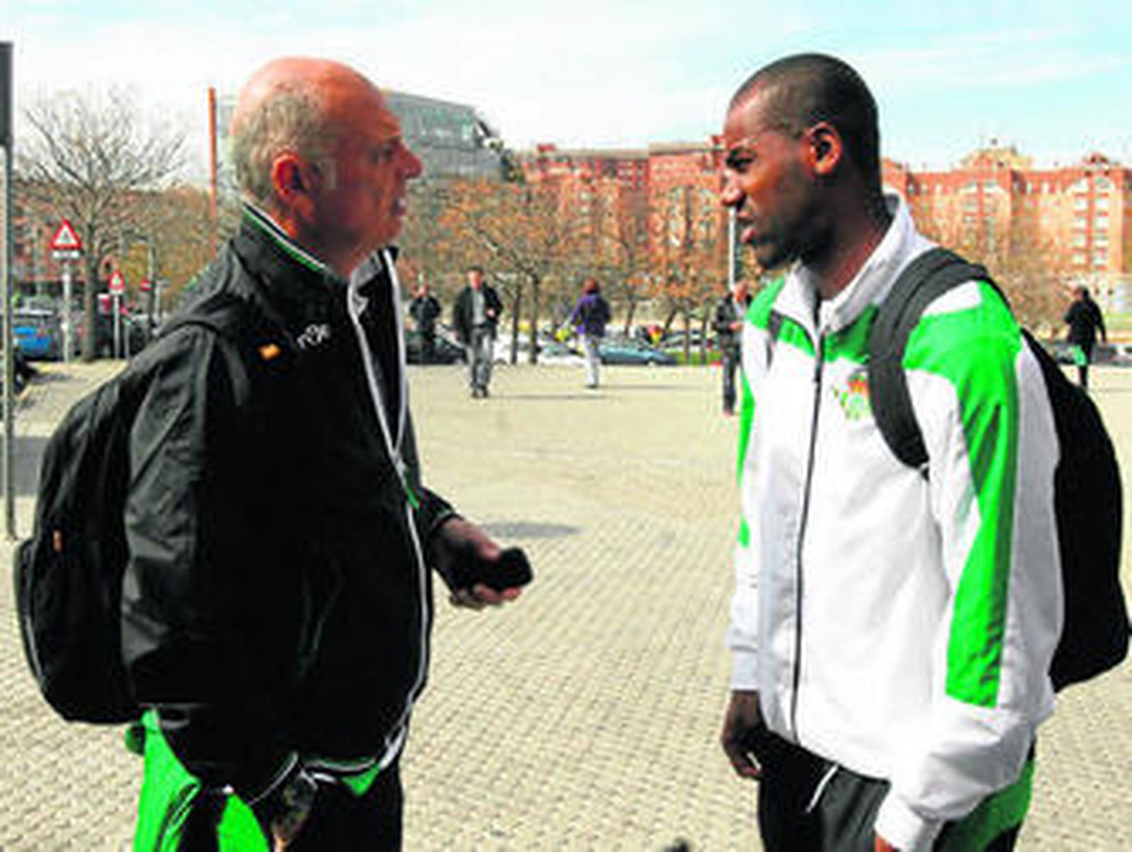 El doctor Tomás Calero dialoga con Paulao a las afueras de la estación de tren.