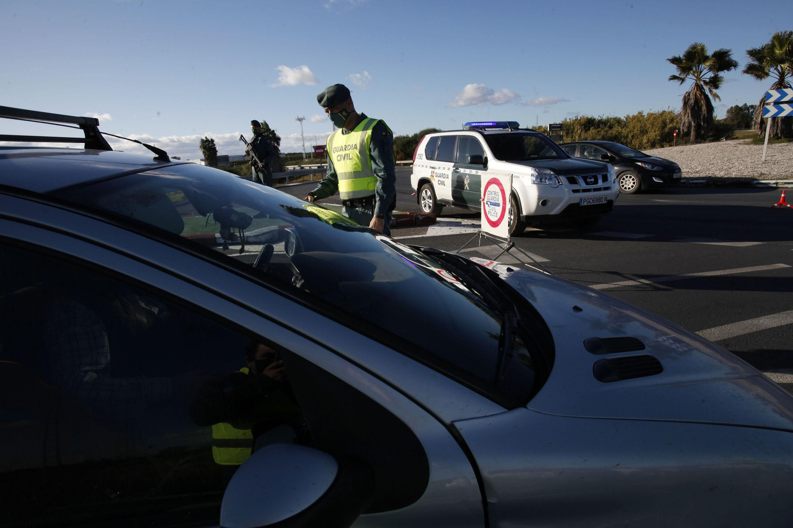 Controles de la Guardia Civil en los accesos a la costa de Huelva
