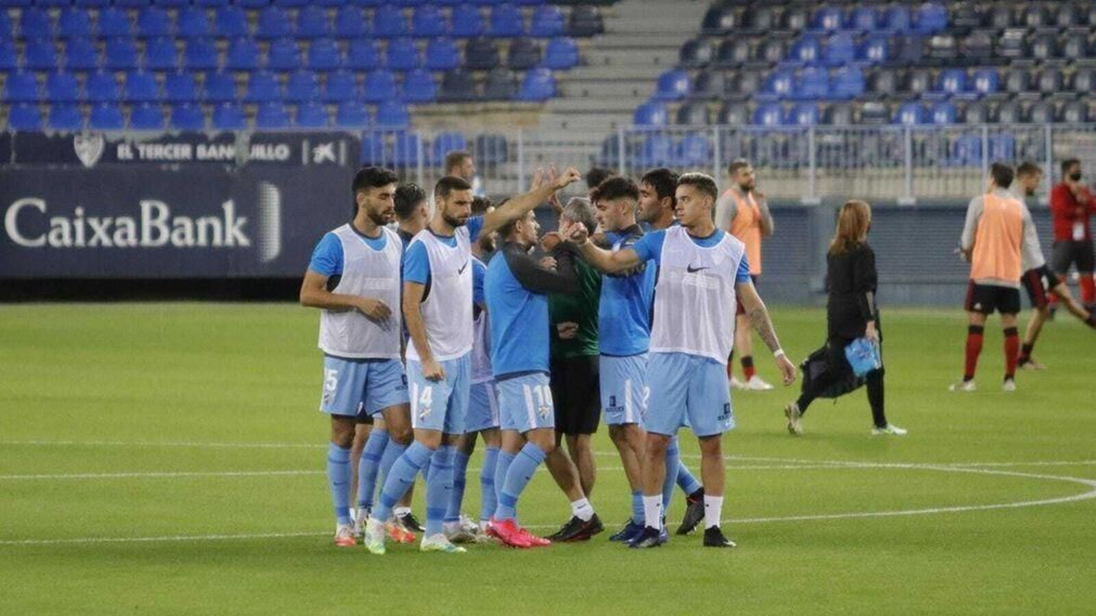 Los jugadores del Málaga, en el último partido en La Rosaleda.