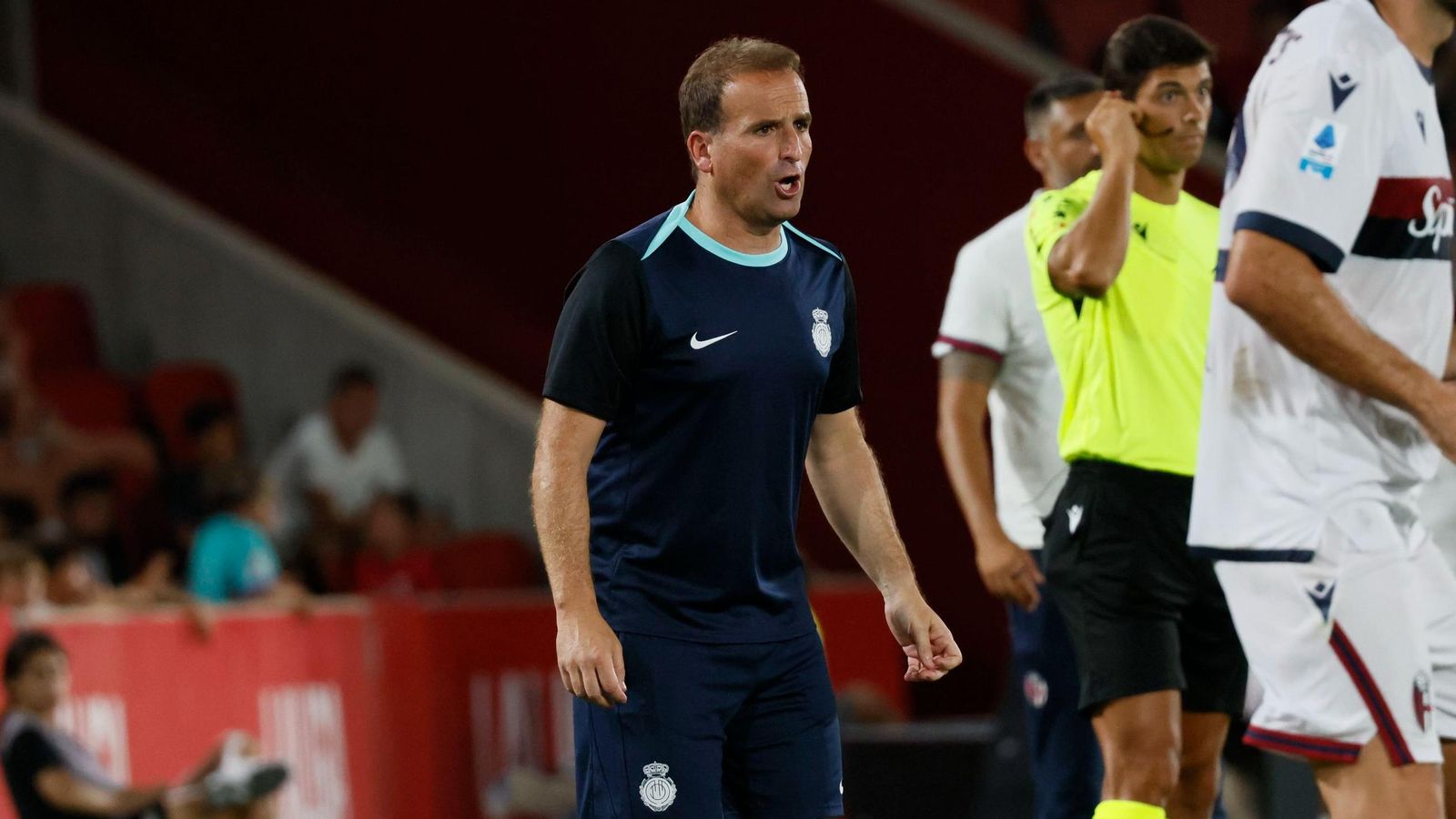 El entrenadode del Mallorca Jagoba Arrasate durante el partido contra el Bolonia FC