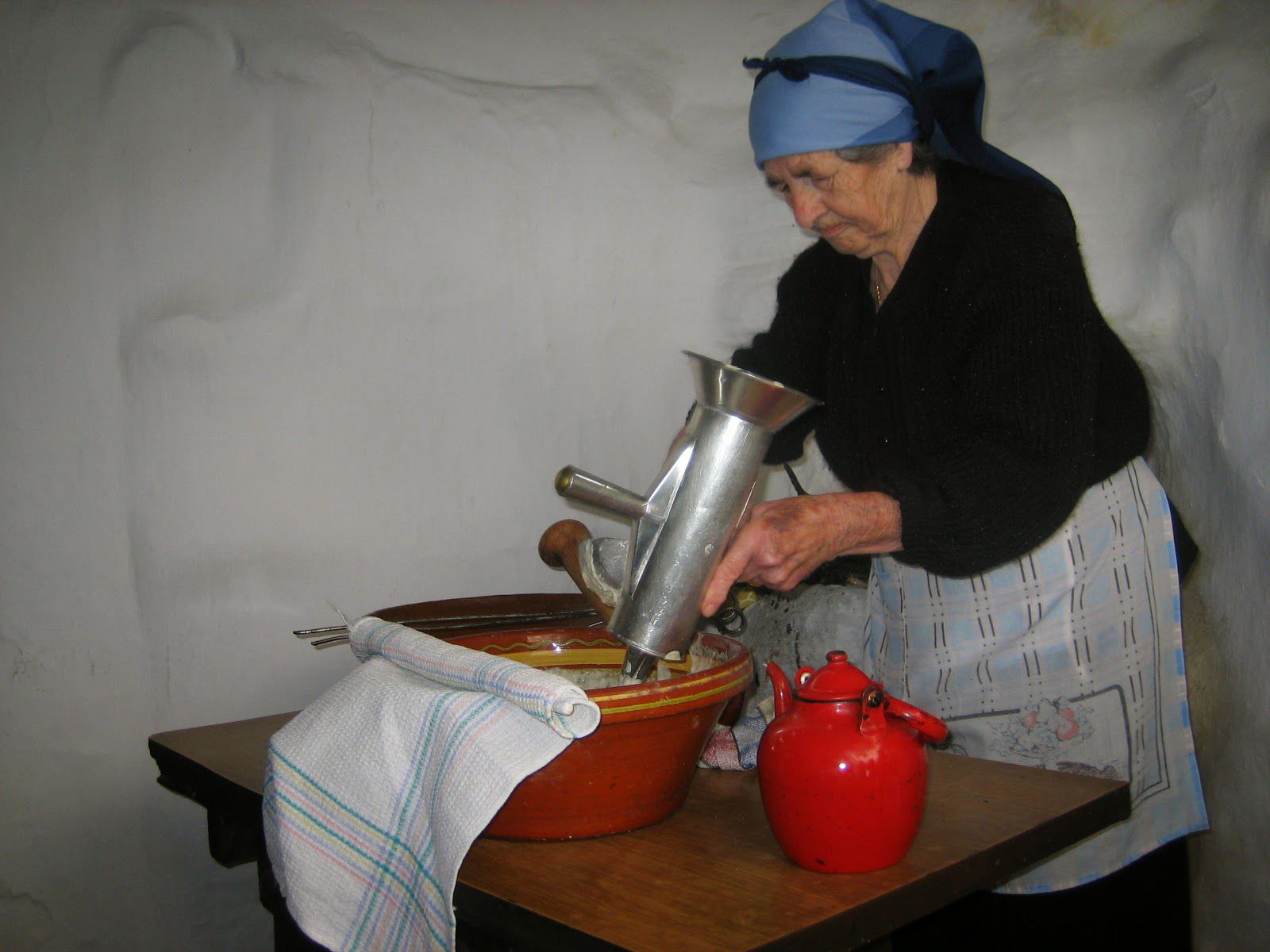 Paca, en su casa de Mijas, prepara la masa de los churros.