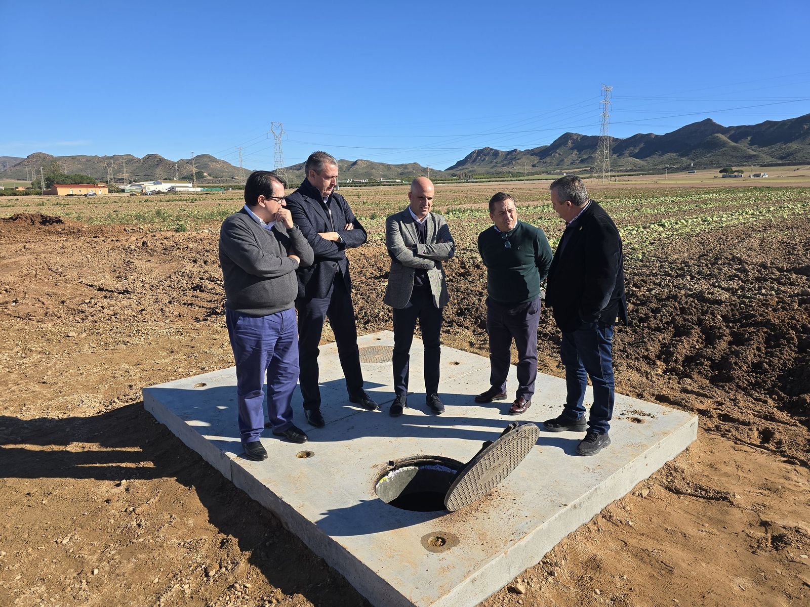 Autoridades durante la visita a los trabajos en Pulpí.