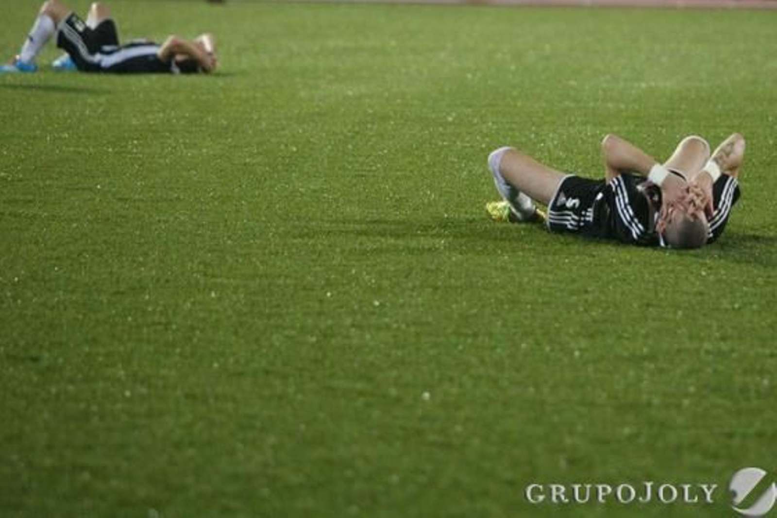 Los jugadores de la Balona, desolados. 

Foto: Paco Guerrero