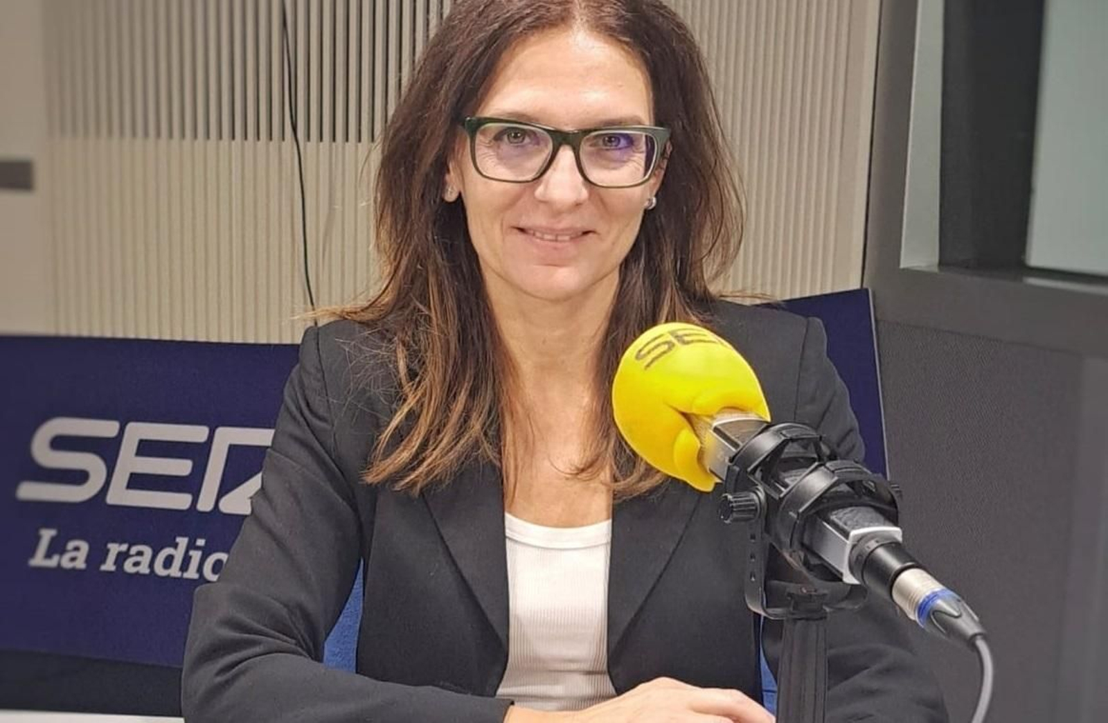 Esther Bazán con el micrófono de la SER.