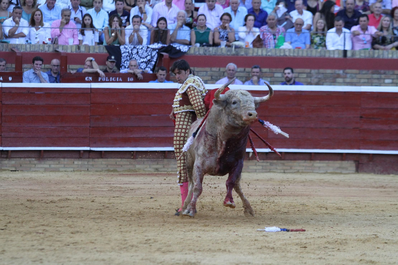 Imágenes de la faena de Miguel Angel Perera en el coso Onubense.