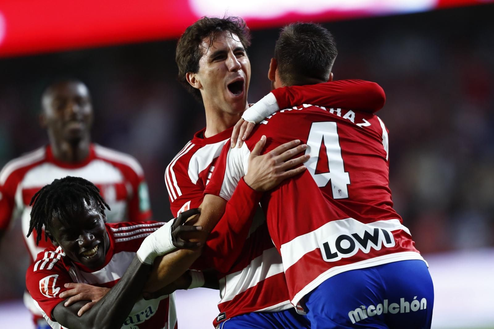 Eufórica celebración de uno de los goles del Granada ante la Real Sociedad B