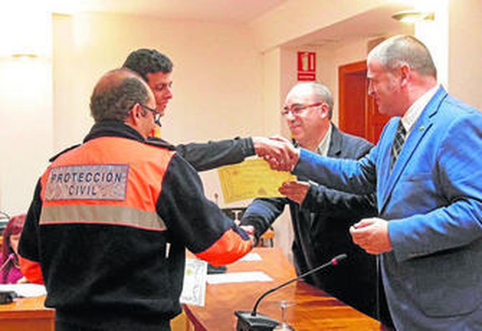 Momento de la entrega de uno de los reconocimientos a Protección Civil, anoche en Los Barrios.