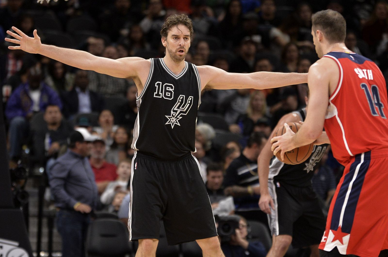 Gasol (i), ante el pívot Jason Smith, de los Wizards.