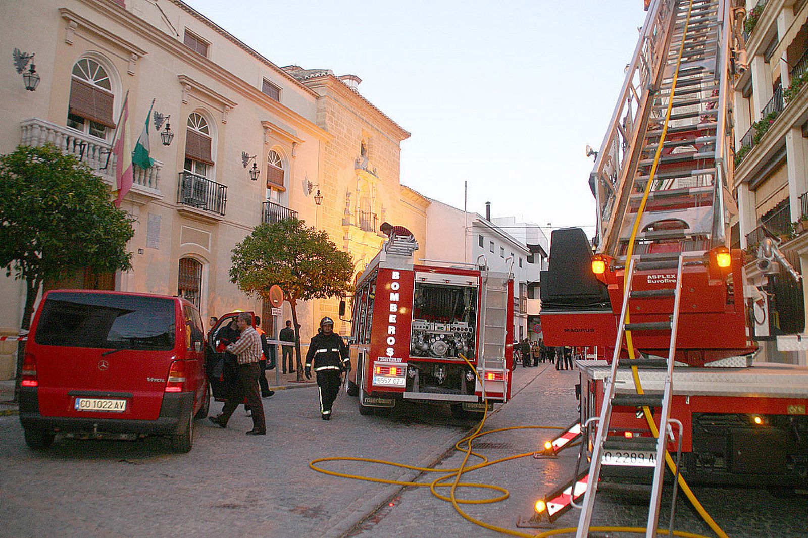 Una de las actuaciones de los bomberos  del Consorcio Provincial de Extinción de Incendios en Montilla.