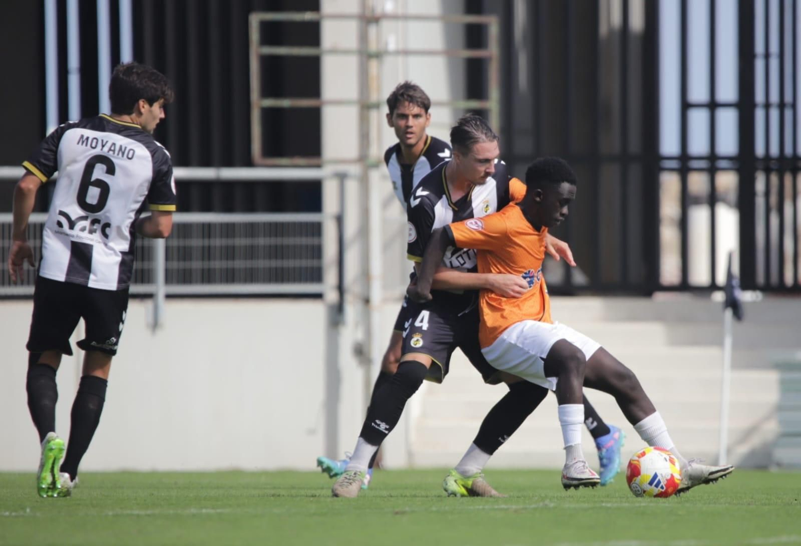 Marlone defiende a un atacante del Pozoblanco.