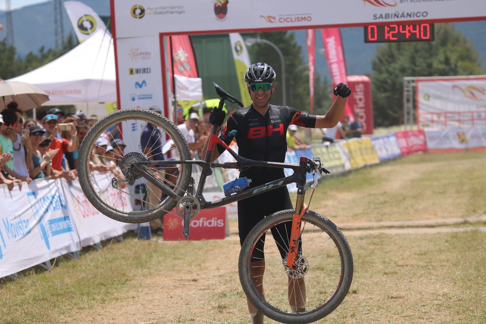 David Valero celebra su título nacional en tierras aragonesas.