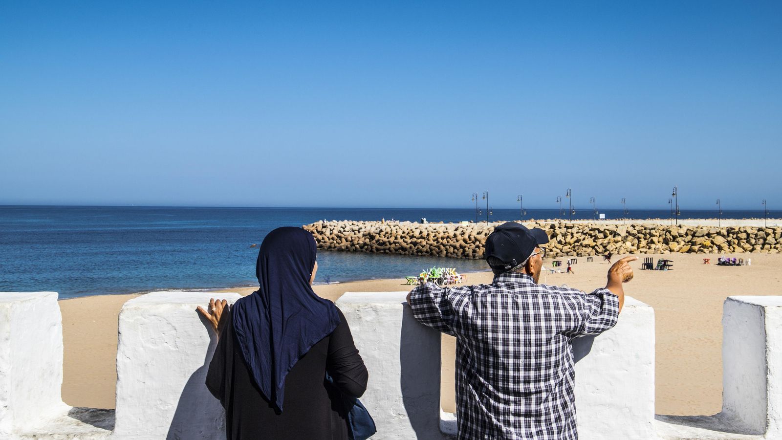 Las playas en Marruecos son un lugar pintoresco. Es curioso ver cuando en un playa a la que no van turistas extranjeros una mujer foránea se desviste y se queda bikini