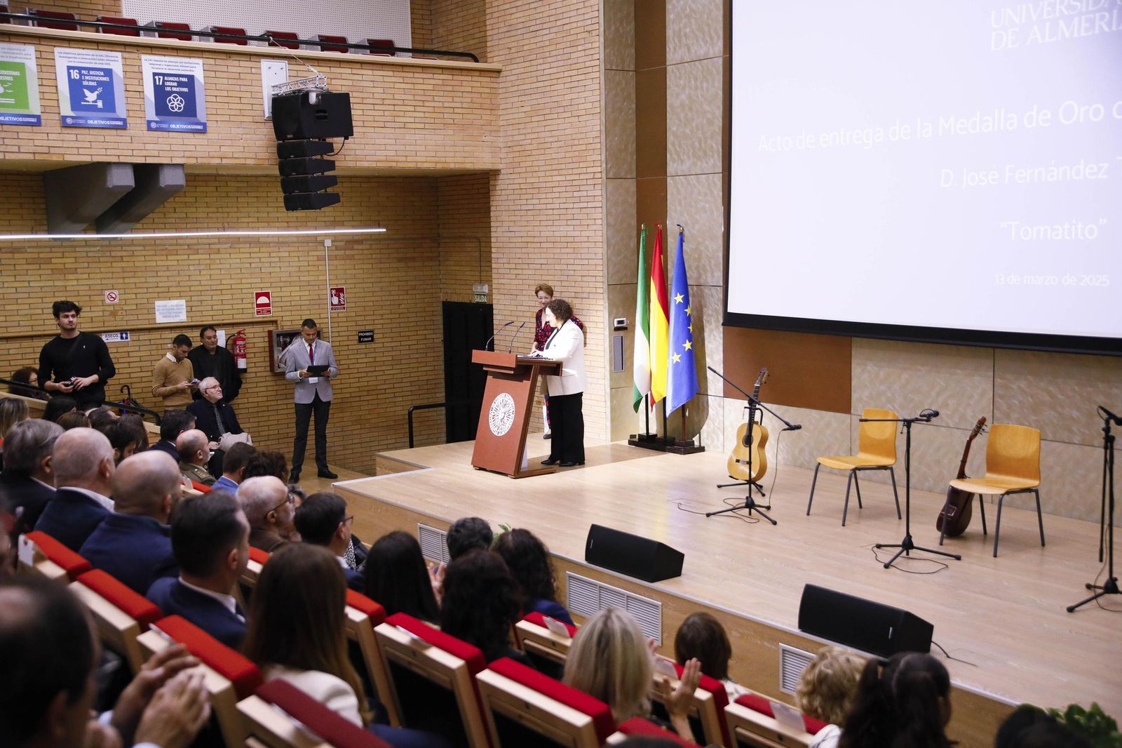 Las imágenes del acto de entrega de la Medalla de Oro a José Fernández Torres Tomatito, en la Universidad de Almería