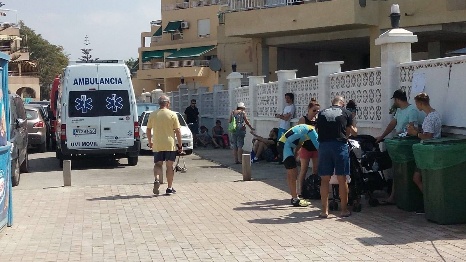 Las ambulancias de los servicios sanitarios atienden a los triatletas afectados por las medusas.
