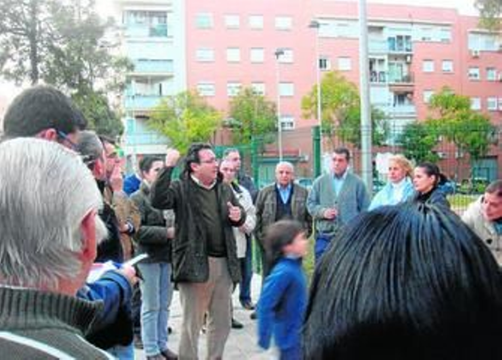 El candidato del PP, Manuel Alcocer, se reúne con los vecinos afectados por los robos.