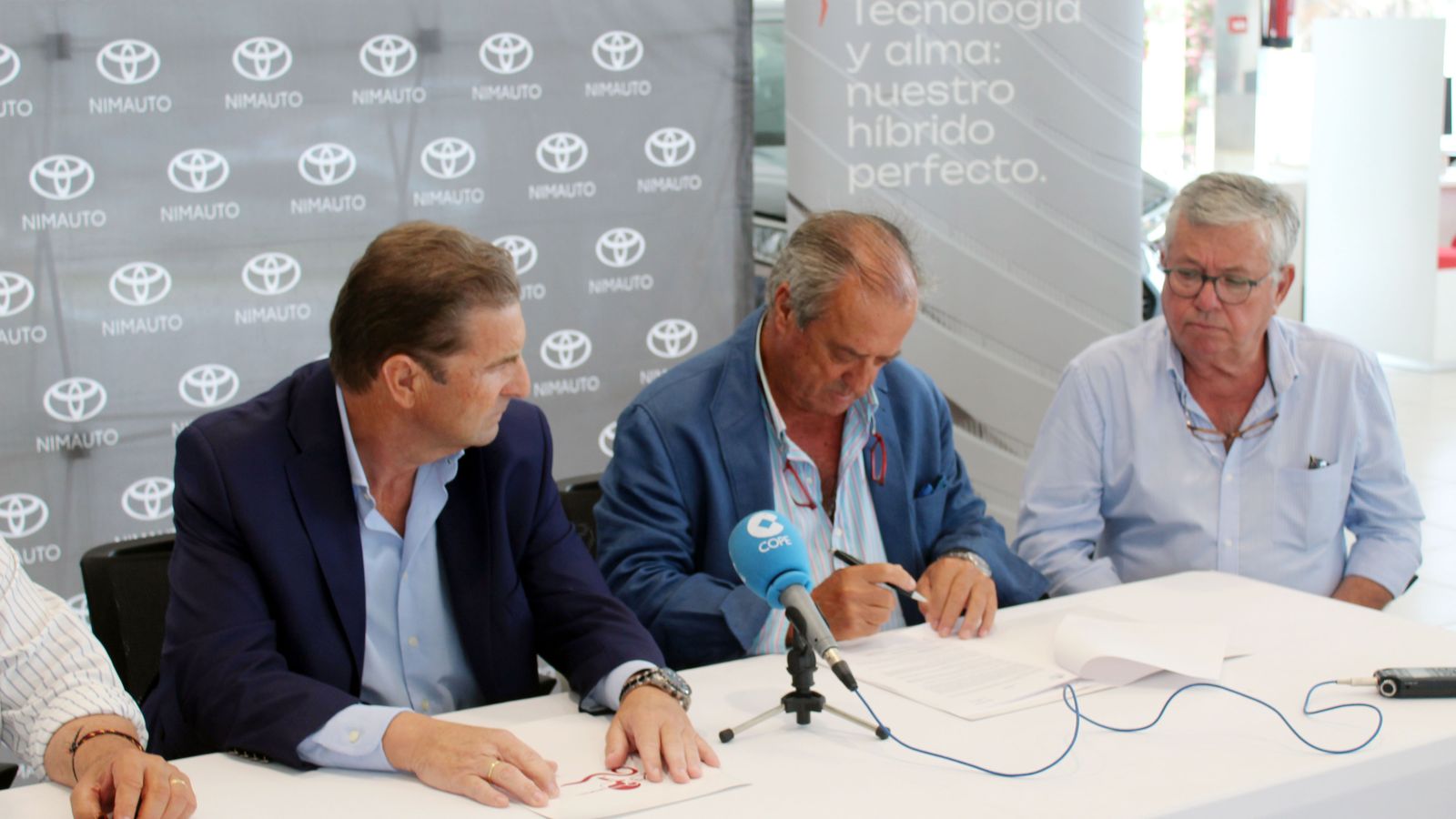 Rafael Hidalgo y José Luis Nimo firmando el acuerdo de patrocinio.