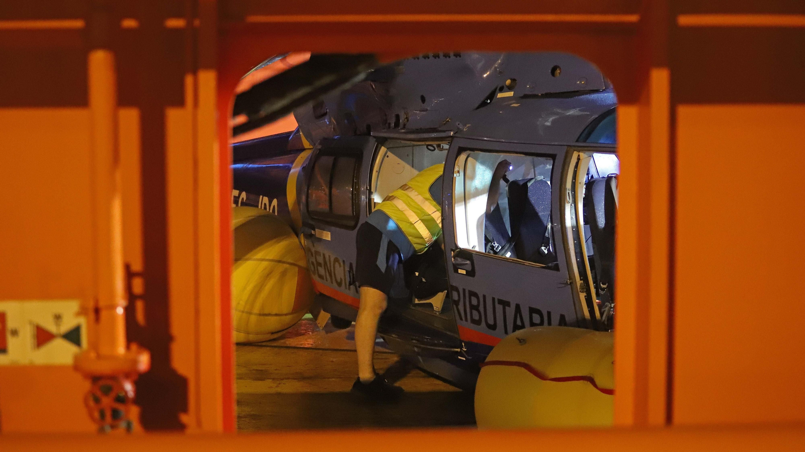 Fotos del traslado a Algeciras del helicóptero de Aduanas accidentado