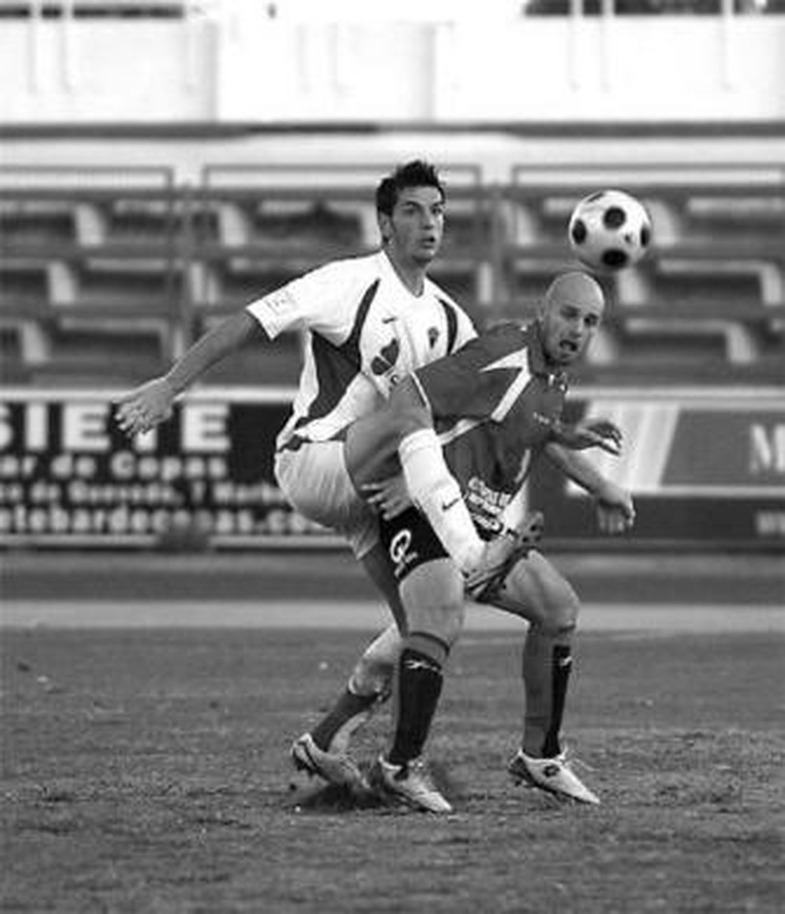 Alcalá trata de recuperar un balón ante un jugador rival.