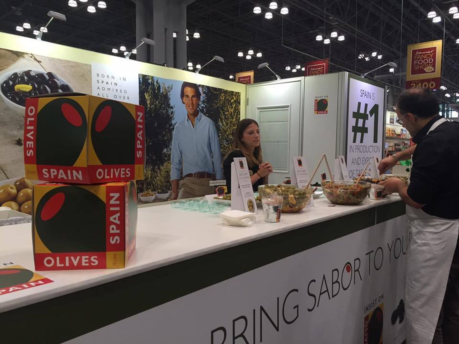 Un 'stand' de promoción de aceite de oliva en Estados Unidos, con Rafa Nadal como imagen.