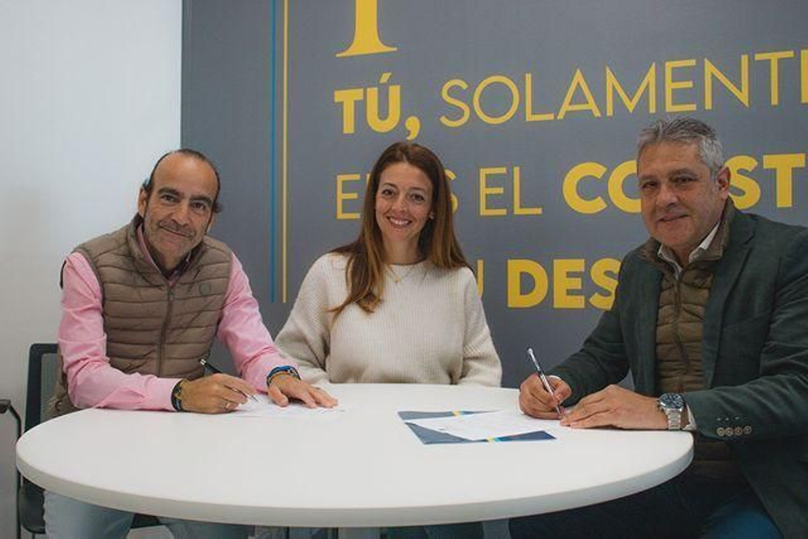El acto de la firma entre los dos clubes.