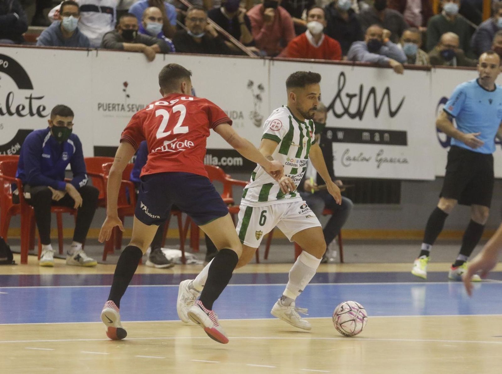 Jesulito trata de zafarse de Josu, jugador de Osasuna  Magna