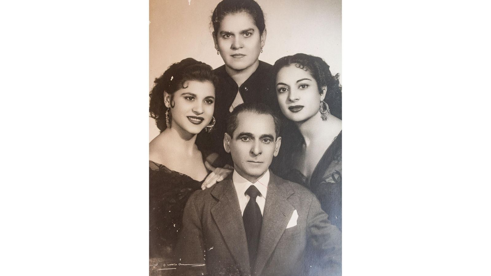 Rosario y Pedro, padres de Lola Flores, junto a Lola y su hermana Carmen Rosario y Pedro, padres de Lola Flores, junto a Lola y su hermana Carmen