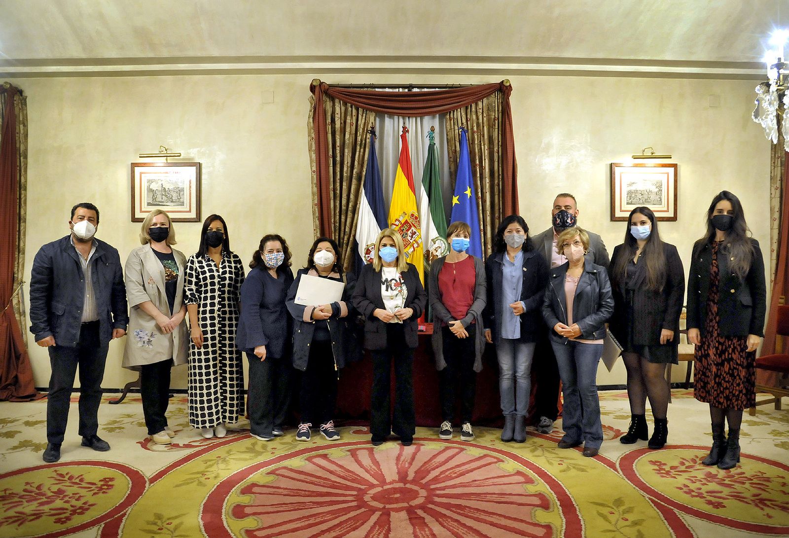 La alcaldesa y las delegadas, con los representantes de los tres colectivos.