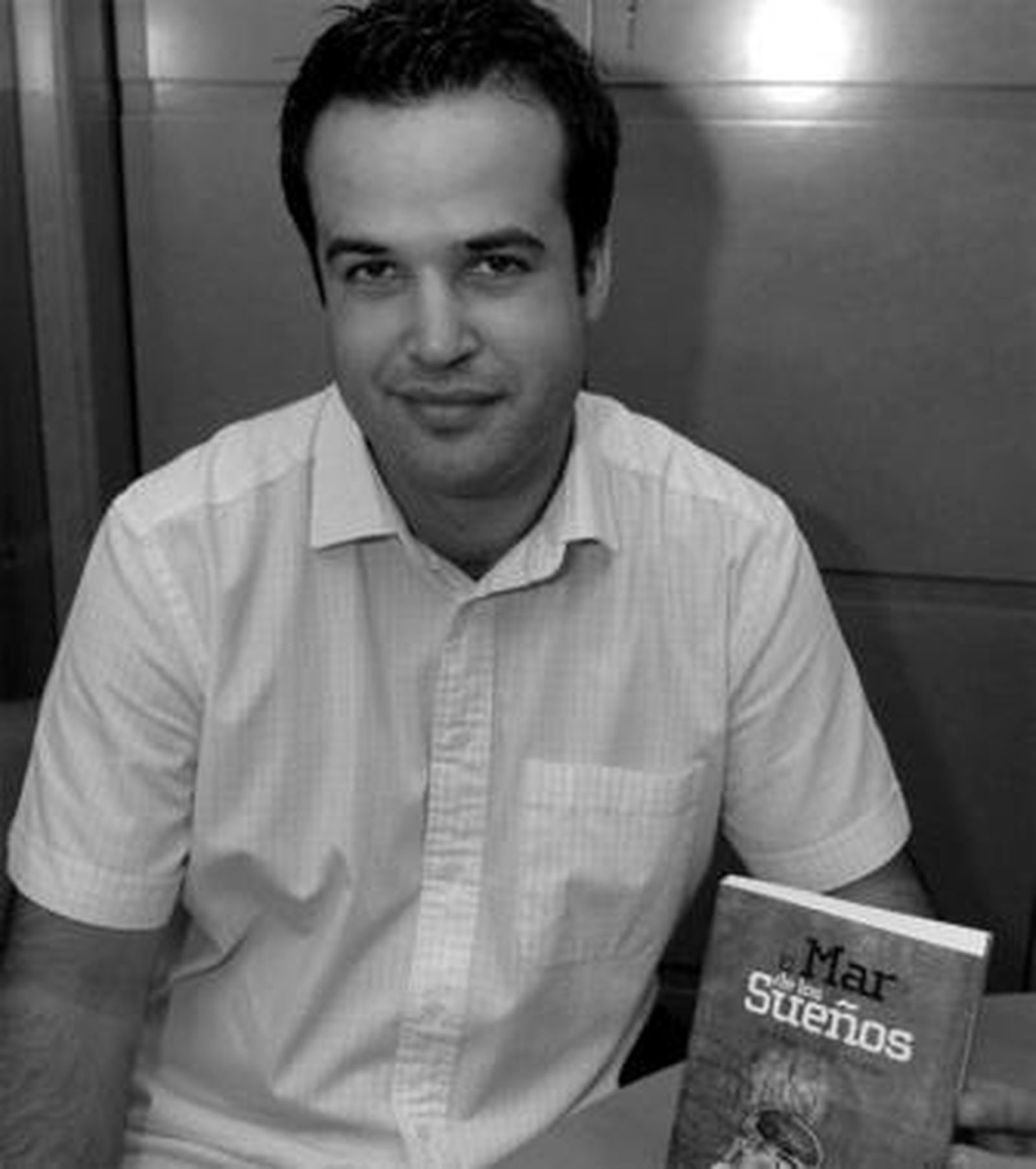 Antonio Martín Morales con su tercera novela, 'El mar de los sueños'.
