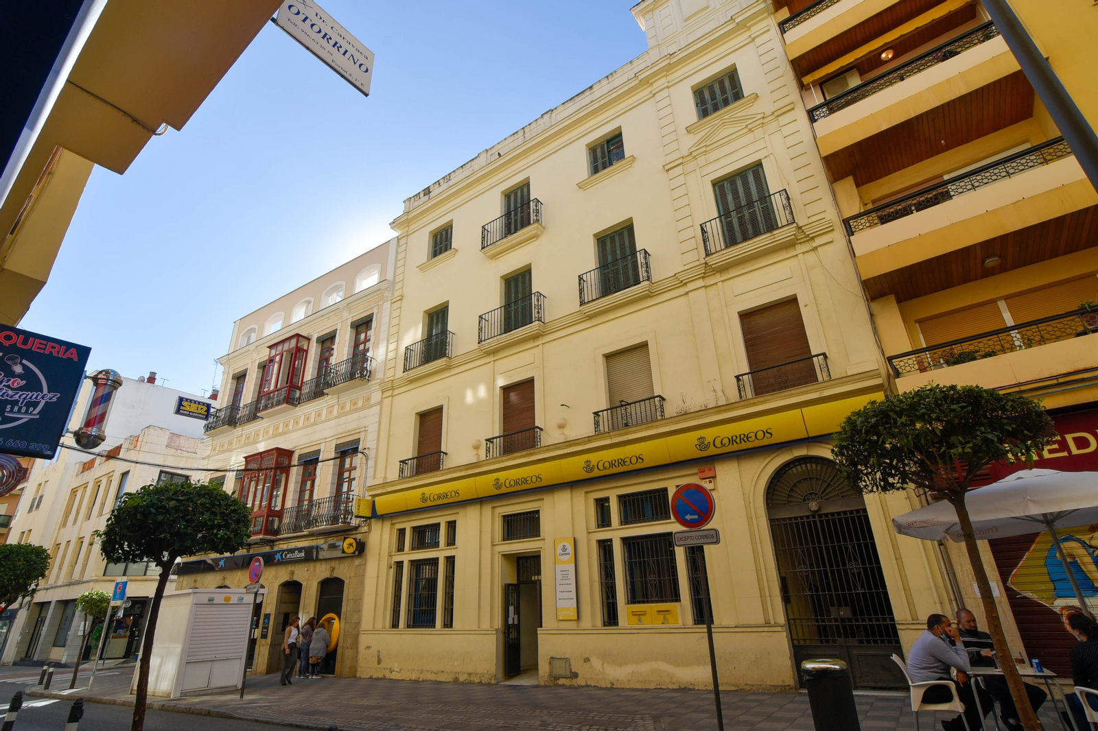 El edificio de Correos en la calle Radio Algeciras.
