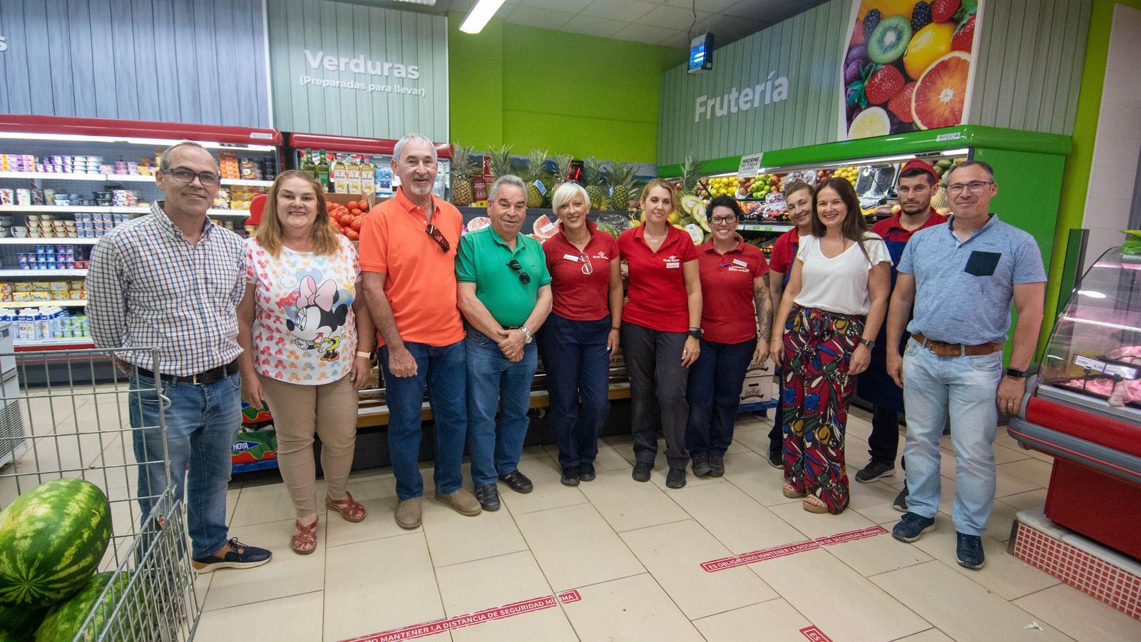 Los Ruiz Galán junto a personal de una de las tiendas de La Línea.