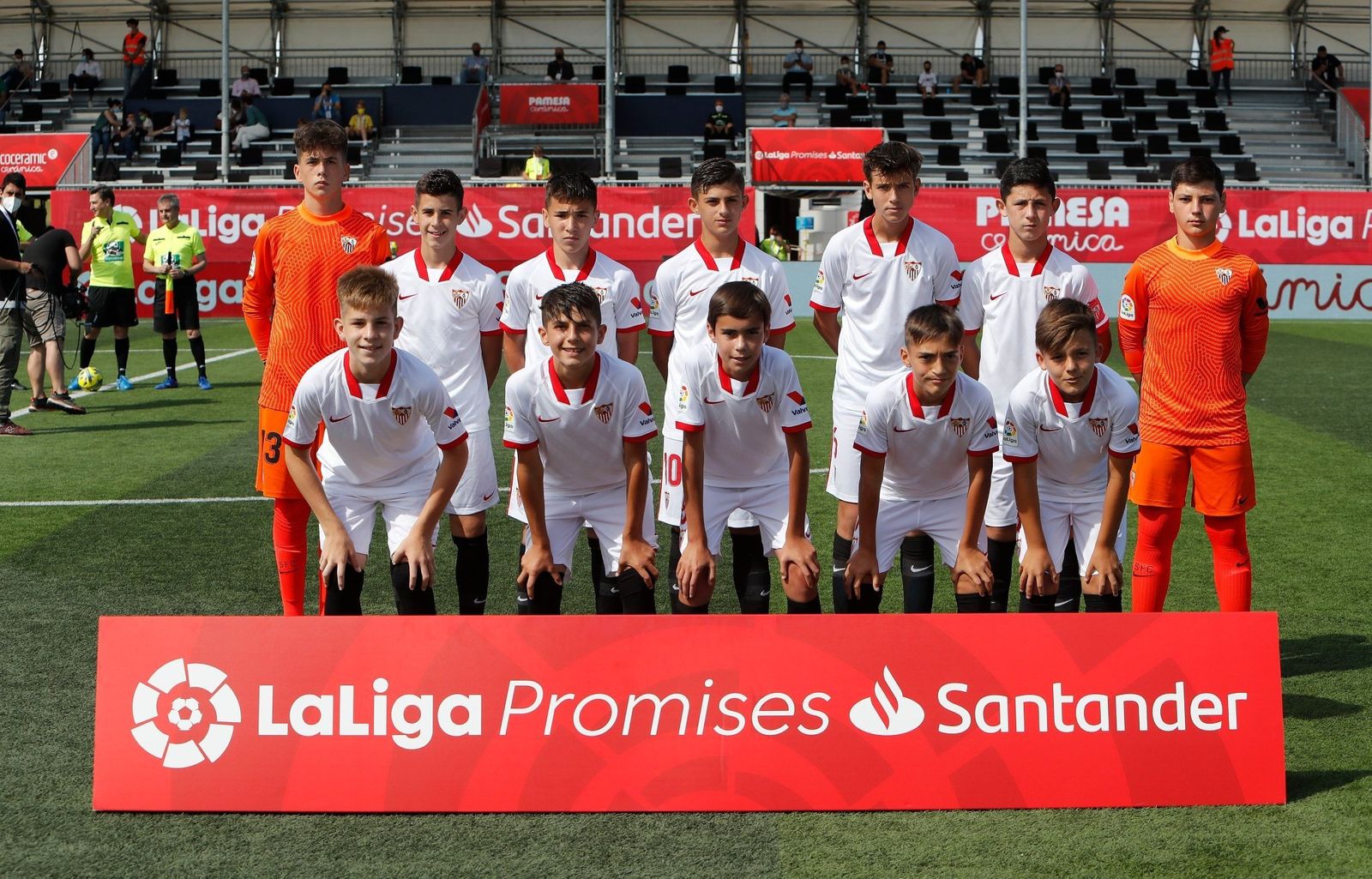 El equipo completo del Sevilla, en la ciudad deportiva Pamesa Cerámica.